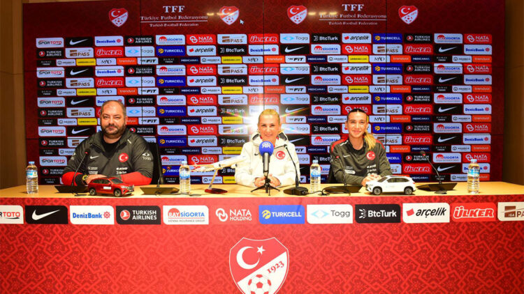 Bütün oyuncularımı canı gönülden kutluyorum