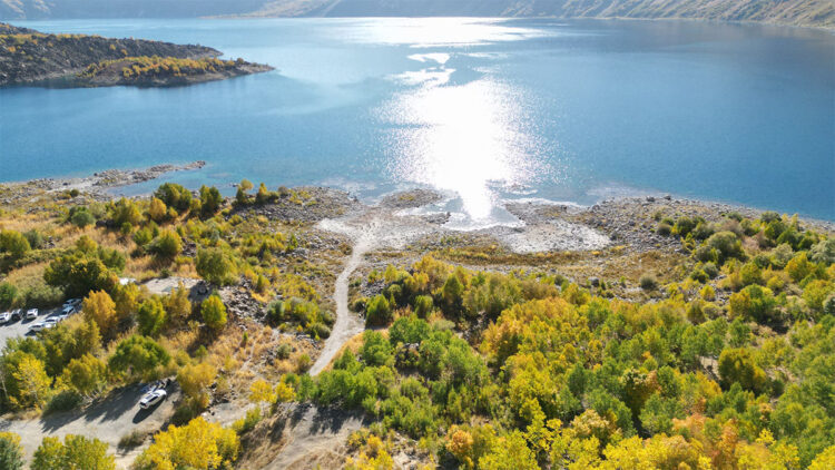 Nemrut Krater Gölü sonbahar renklerine büründü