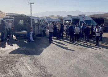 Siirt'te öğretmenleri taşıyan minibüs kaza yaptı