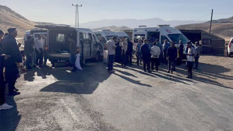 Siirt'te öğretmenleri taşıyan minibüs kaza yaptı