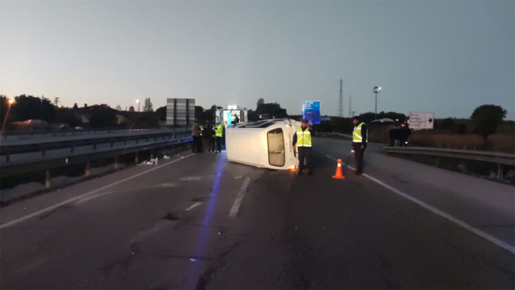 Otomobil minibüse arkadan çarptı; 5’i çocuk 9 yaralı