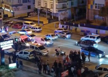 Otomobilinin camına taş atılan sürücü bir kişiyi ezdi