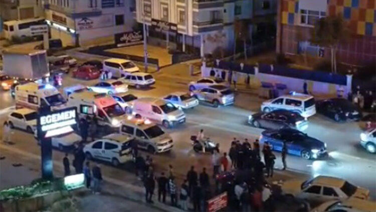 Otomobilinin camına taş atılan sürücü bir kişiyi ezdi