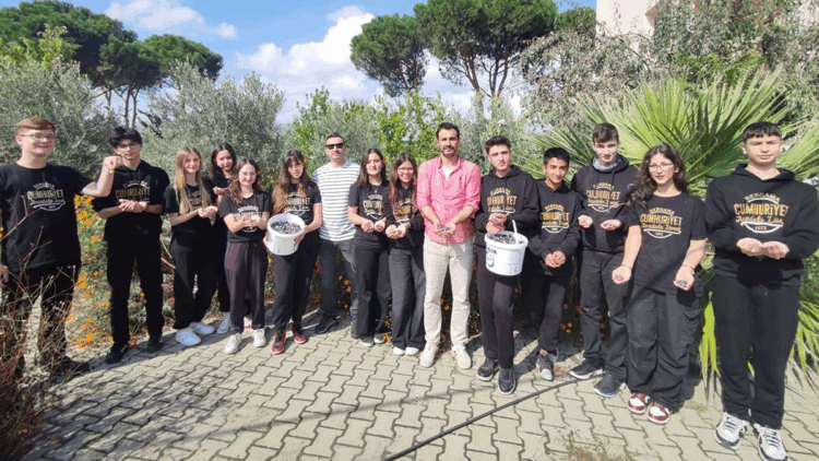 Okul bahçesinde öğrencilerden zeytin hasadıOkul bahçesinde öğrencilerden zeytin hasadı