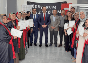Okuma yazma kursunu tamamlayan 15 anne, cübbe giyip mezun oldu
