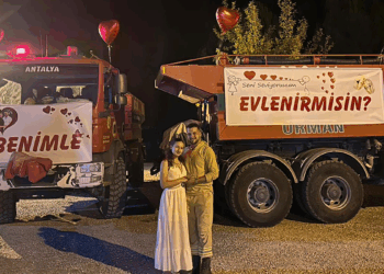 Orman işçisi arazöze pankart asıp kız arkadaşına evlilik teklif etti
