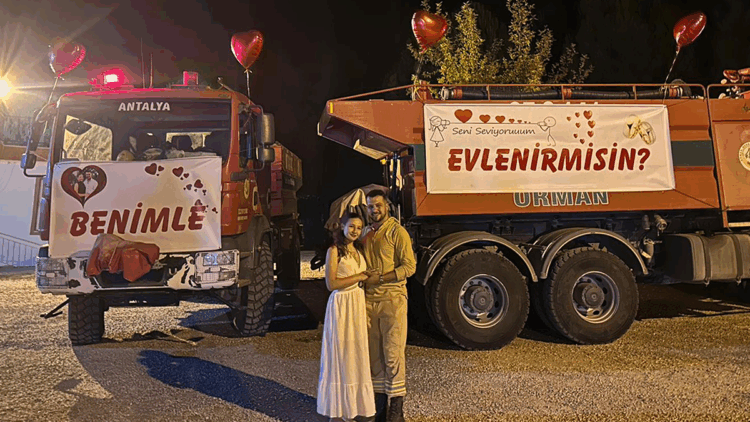 Orman işçisi arazöze pankart asıp kız arkadaşına evlilik teklif etti