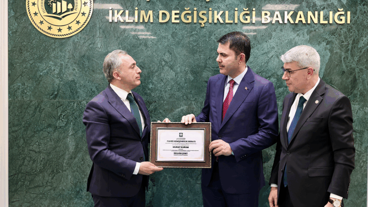 Osmaniye Belediye Meclisi'nden Bakan Kurum'a 'Fahri Hemşehrilik Beratı'