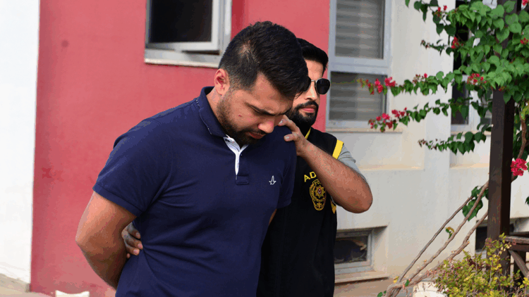 Otomobilde ölü bulunan galericiyi sevgilisinin oğlu dövmüş