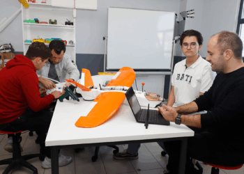 Otonom model uçak yapımını öğrencilerine aktarıyorlar