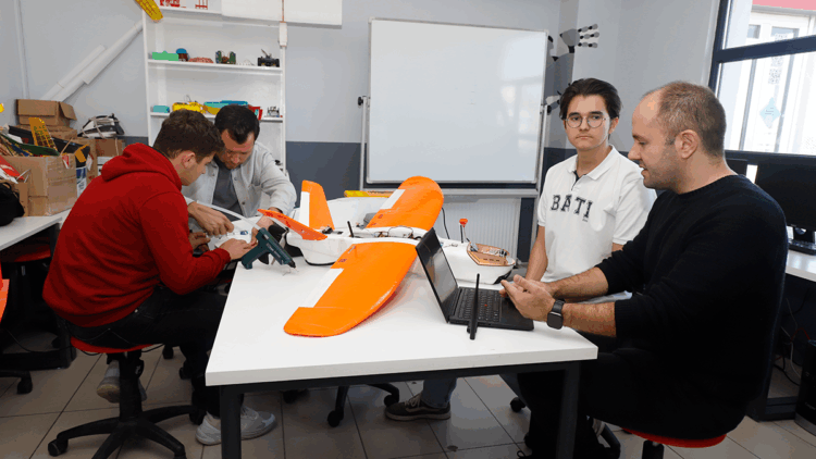 Otonom model uçak yapımını öğrencilerine aktarıyorlar
