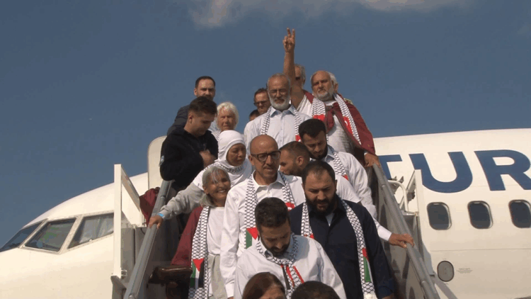 Özgürlük Filosu'nun 94 aktivisti THY uçağıyla İstanbul'a geldi
