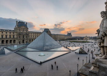 Louvre Müzesi Müdürü istifa etti
