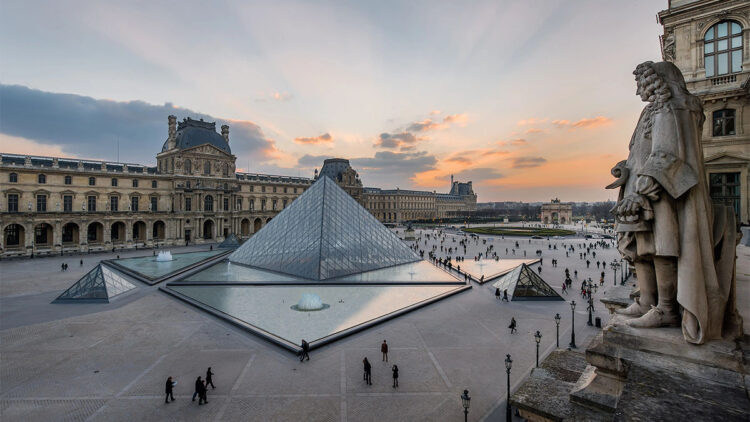 Louvre Müzesi Müdürü istifa etti