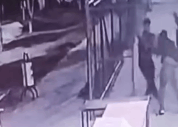 Parkta tartıştıkları 3 lise öğrencisini dövüp, bıçakladılar; olay kamerada