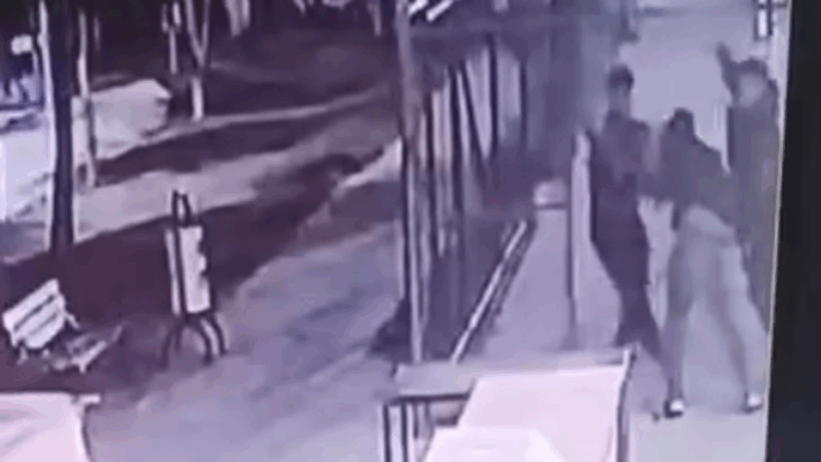 Parkta tartıştıkları 3 lise öğrencisini dövüp, bıçakladılar; olay kamerada