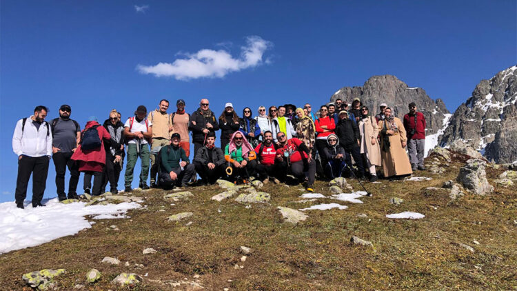 Rizeli doğaseverlerden Kaçkar Dağları eteklerinde zorlu yürüyüş