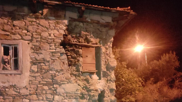 Sındırgı depreminde Manisa'da 83 yapıda hasar oluştu