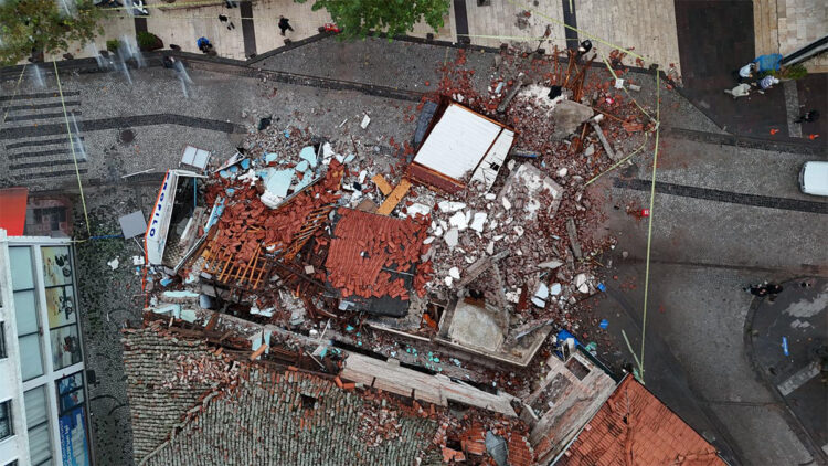 Depremde yıkılan ve hasar gören binalar görüntülendi