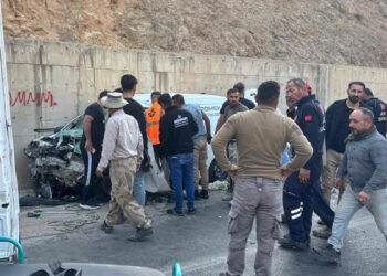 Şırnak'ta yolcu minibüsü ile hafif ticari araç çarpıştı: 11 yaralı