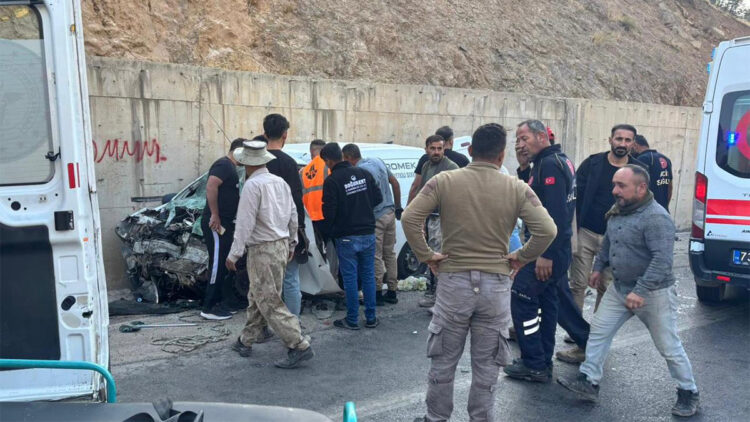 Şırnak'ta yolcu minibüsü ile hafif ticari araç çarpıştı: 11 yaralı