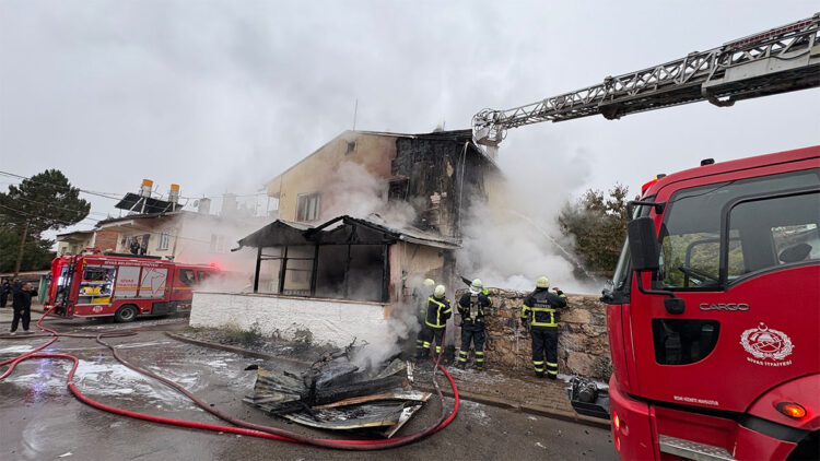 Sivas'ta 2 katlı binada çıkan yangında kundaklama şüphesi