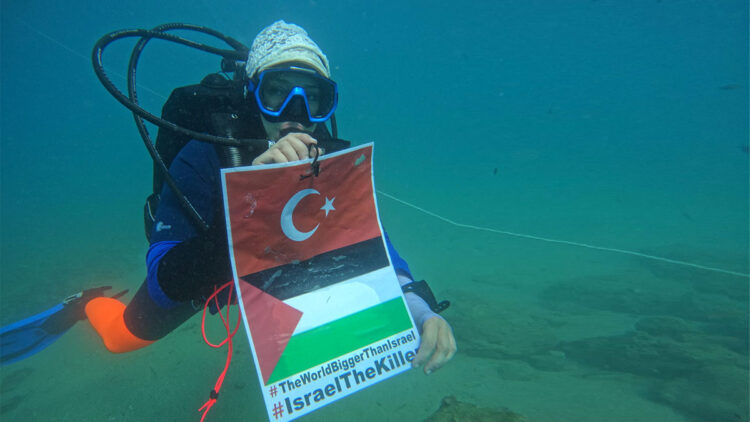 Su altında işaret diliyle Gazze eylemi