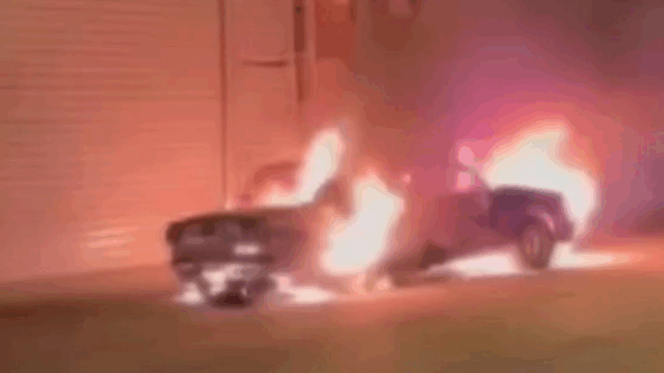 Sanayi sitesinde 5 araç kundaklandı