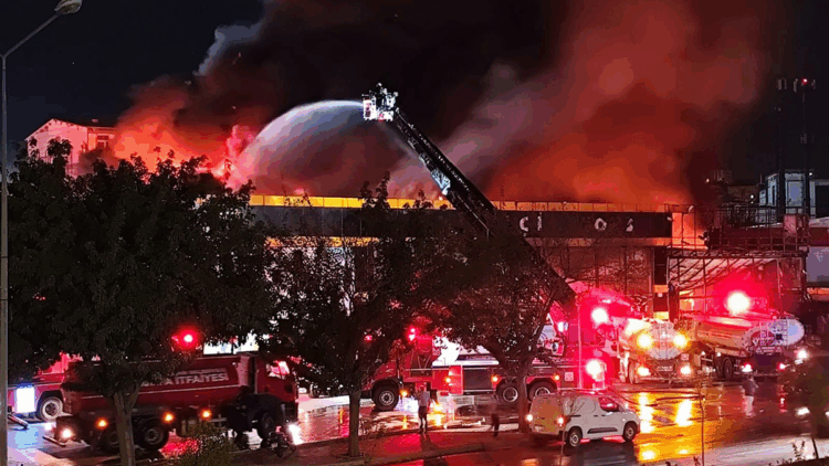 Şanlıurfa'da iş yeri yangını; çatının bir bölümü çöktü