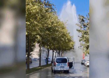Şanlıurfa'da su borusu patladı, su metrelerce yükseğe fışkırdı