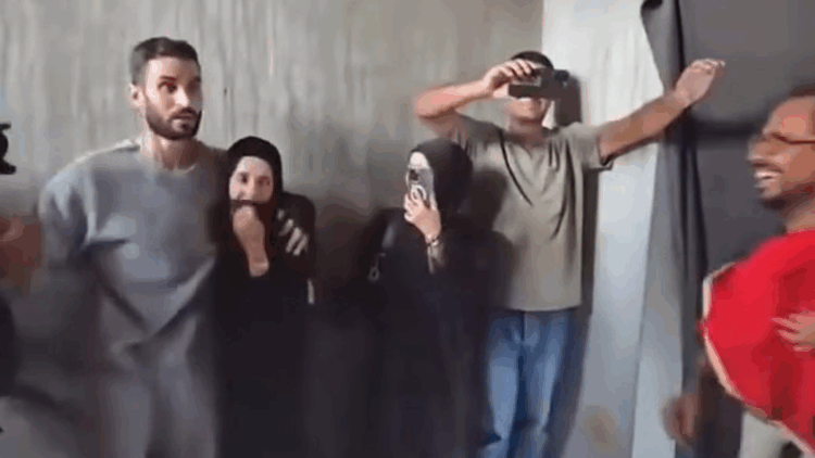 Serbest bırakılan Filistinli gazetecinin ailesine kavuştuğu anlar kamerada