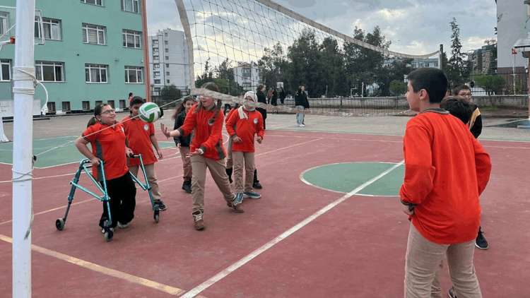 Serebral palsili Cemre'nin en büyük hayali milli voleybolcu olmak