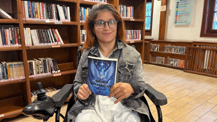 Serebral palsili Özlem, kitaplarla hayata tutundu