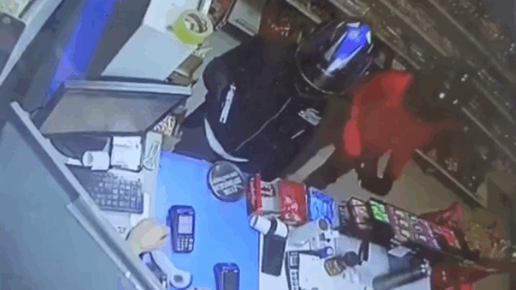 Silahlı şüpheliler akaryakıt istasyonunun marketini soydu