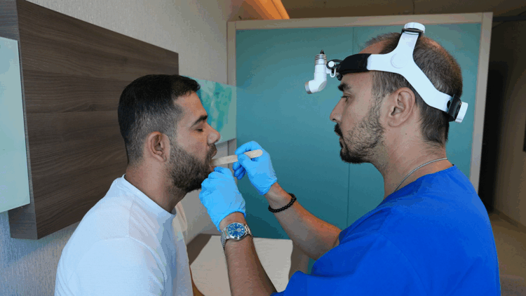 Silahlı yaralama sonucu çenesinin yarısını kaybeden hasta sağlığına kavuştu