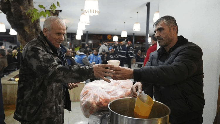 Sındırgı'da deprem fırtınası sürüyor; yağmura rağmen halk sokakta