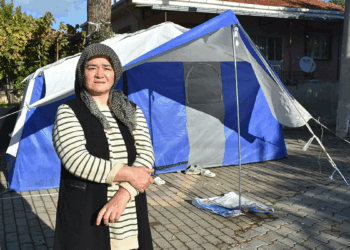 Sındırgı'da depremin ardından evlerine girmeye çekinenler, çadırlarda kalıyor