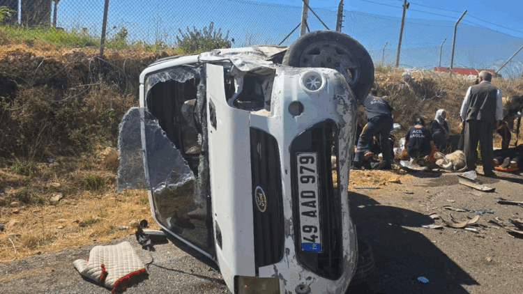 Şırnak'ta hafif ticari araç ile otomobil çarpıştı: 8 yaralı