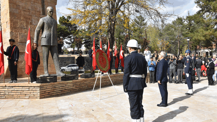 Sivas'ta Cumhuriyet'in ilanı, 21 pare top atışıyla kutlandı