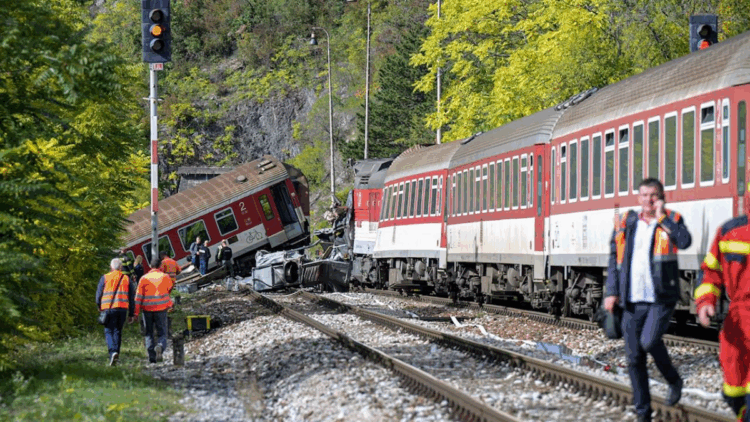 Slovakya'da feci tren kazası: 66 yaralı