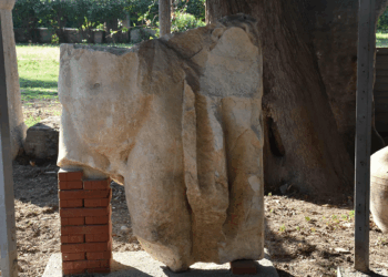 Smyrna Antik Kenti'nde 1800 yıllık heykel gövdesi bulundu