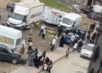 Şoförünün el frenini çekmeyi unuttuğu minibüs kayarak 6 araca çarptı