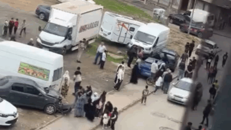 Şoförünün el frenini çekmeyi unuttuğu minibüs kayarak 6 araca çarptı