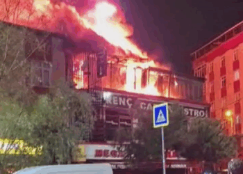 Sultangazi'de kafe alev alev yandı
