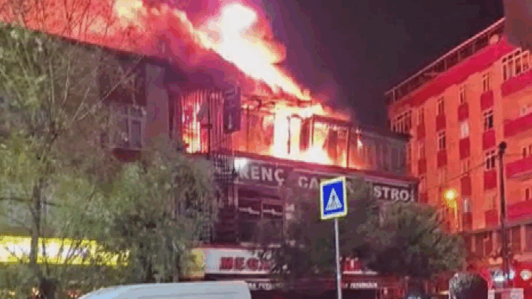 Sultangazi'de kafe alev alev yandı