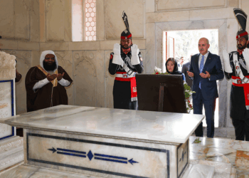 TBMM Başkanı Kurtulmuş, Muhammed İkbal'in türbesini ziyaret etti