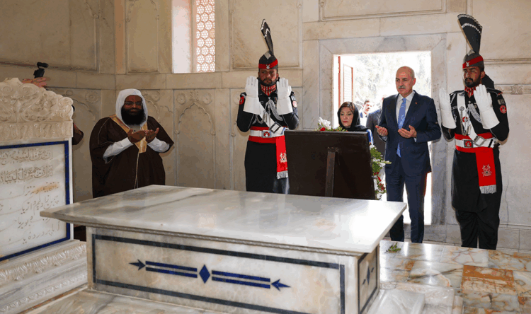 TBMM Başkanı Kurtulmuş, Muhammed İkbal'in türbesini ziyaret etti