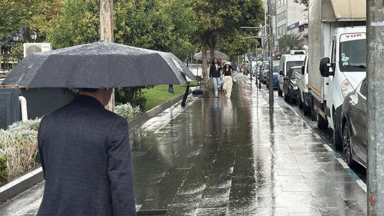 Tekirdağ'da sağanak etkili oldu; sokaklarda su birikintileri oluştu