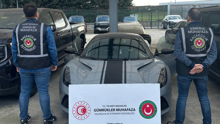 İstanbul Gümrük Muhafaza ekipleri, 10 adet lüks araca el koydu