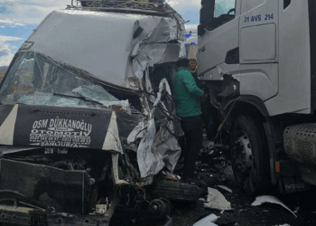 TIR ile minibüs çarpıştı: 9 yaralı
